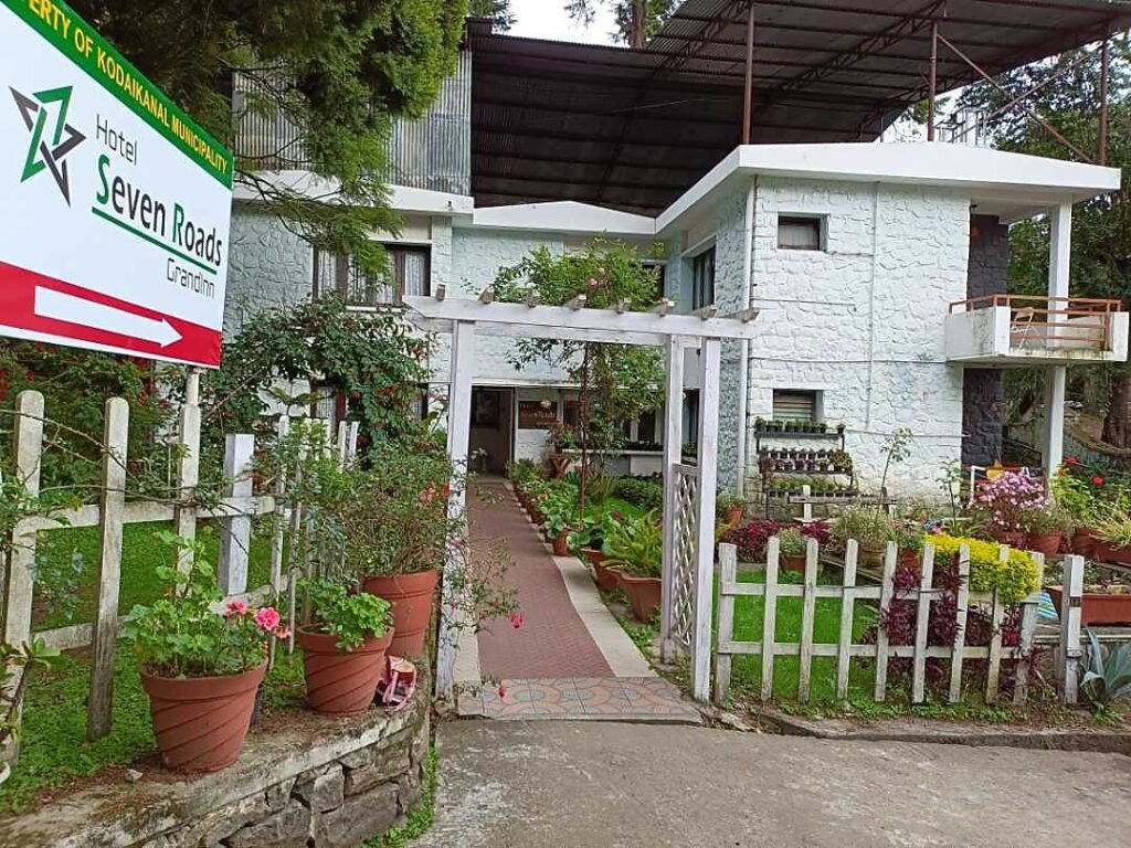 7 Roads Resorts: Prime Location Near the Lake