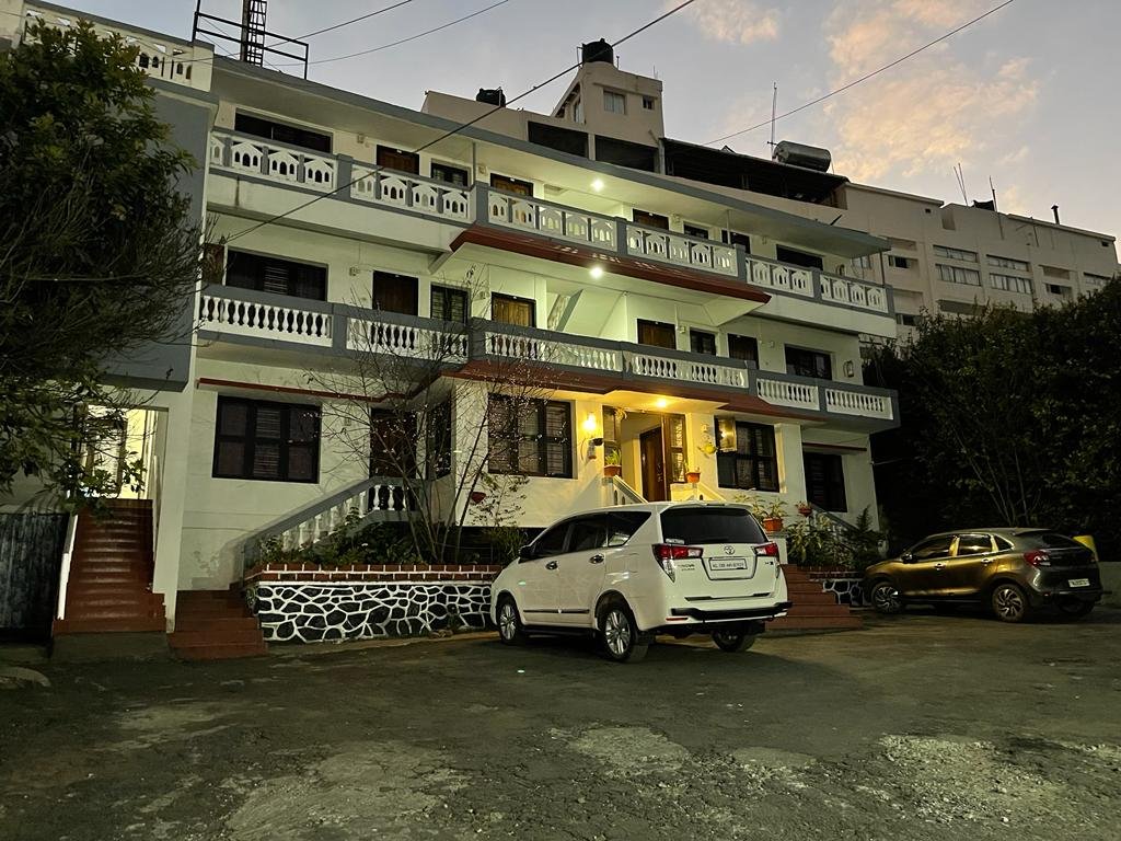 Lakeside Comfort: Vijaya Cottage Naidupuram | Hill-view Stay