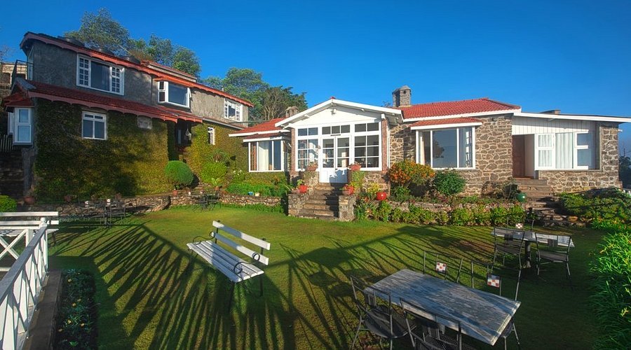 Vintage Charm and Cliffside Views: Villa Retreat – Boutique Hotel